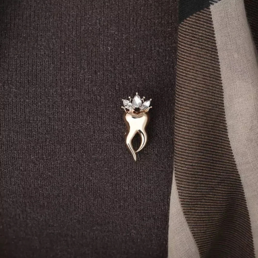Crown Tooth Brooch - Picture 2 of 5